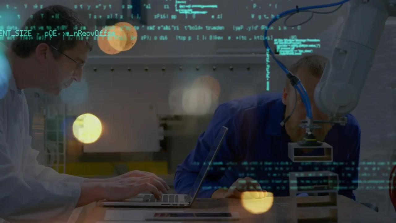 Animation af databehandling over kaukasisk mandlig ingeniør og arbejder på fabrikken.