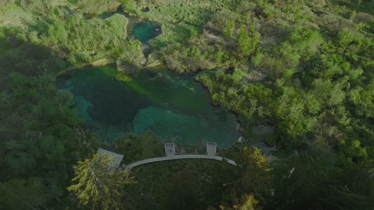 Una dolce ripresa aerea ad arco di un laghetto cristallino a Kranjska Gora, Slovenia, al mattino.