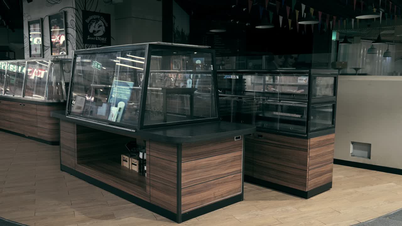 el patio de comidas cerrado durante el bloqueo por coronavirus.