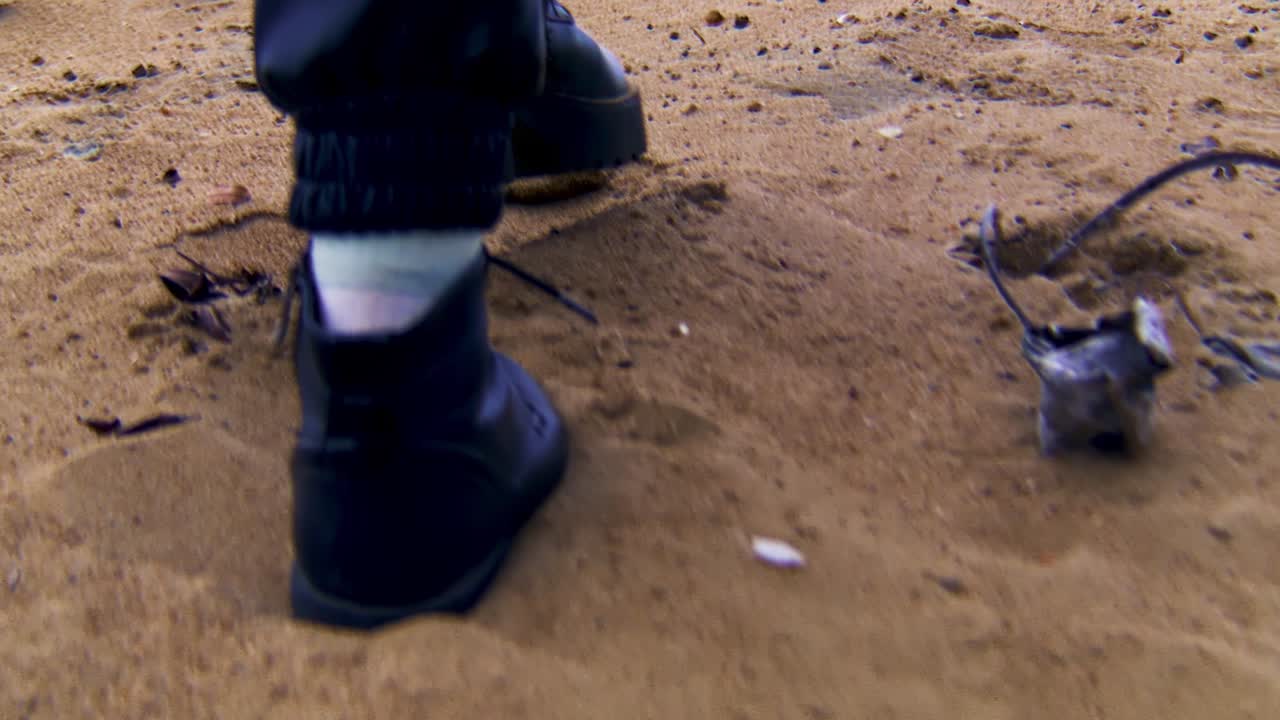 persona caminando por una playa de arena