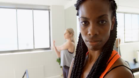 mujer mirando a la cámara en el estudio de fitness 4k