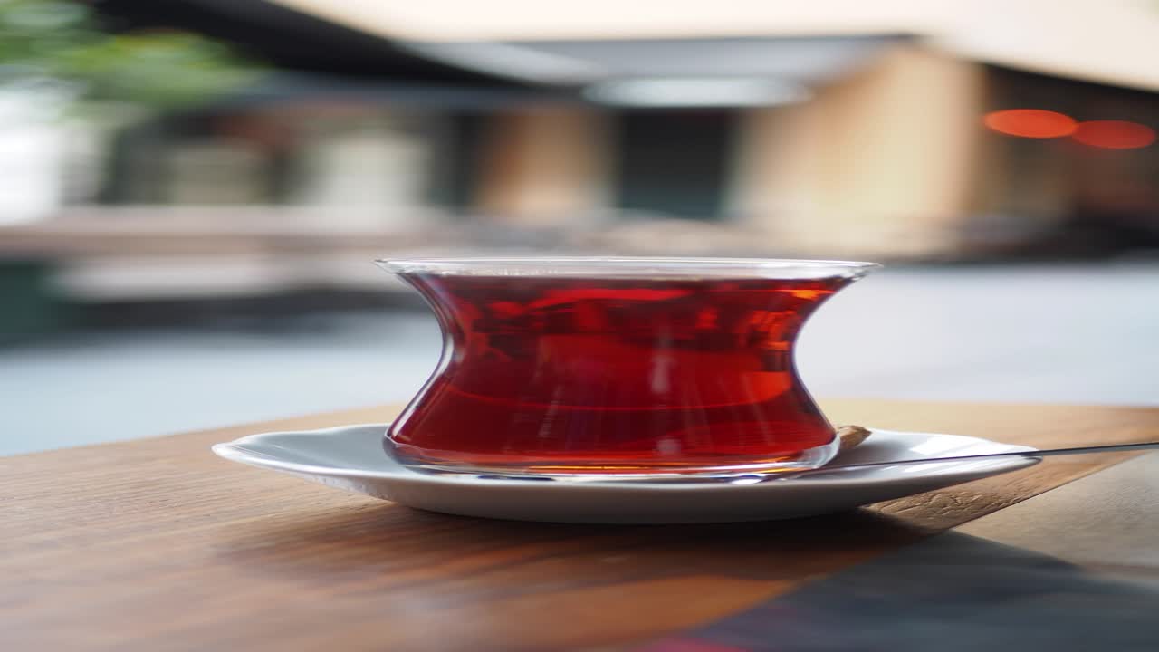 유리 컵에 넣은 터키 차