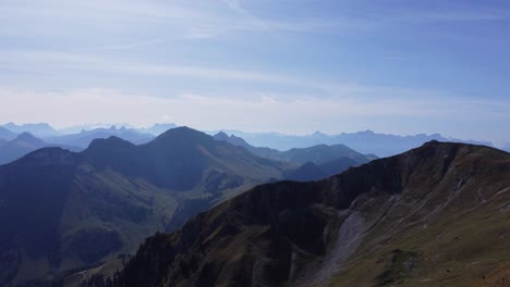 Toma-Aérea-De-Drones-De-Montaña-En-Suiza-Molseon,-Relajante-4k