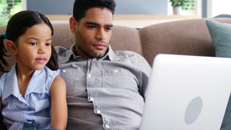 Vater-Und-Tochter-Benutzen-Laptop-Im-Wohnzimmer