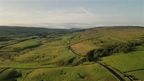 Disparo-De-Drones-En-Aumento-Sobre-Los-Campos-Del-Parque-Nacional-De-Yorkshire-Dales