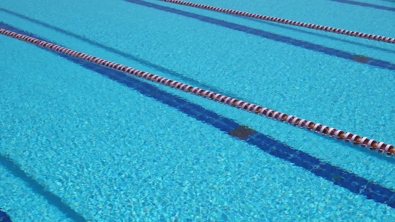 Fundo da piscina olímpica em um dia ensolarado