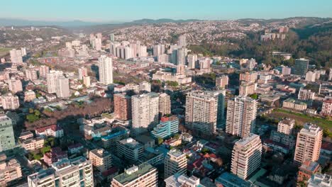 Panoramablick-Auf-Viña-Del-Mar-Zwischen-Hügeln-Und-Bergen-Mit-Der-Marga-Marga-Mündung-In-Der-Mitte,-Chile