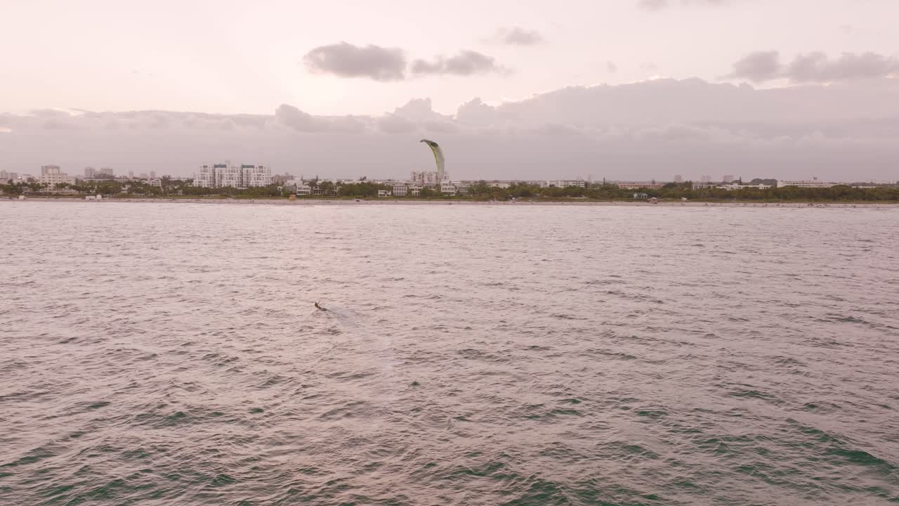 플로리다의 마이애미 해변 해안선을 따라 카이트서퍼