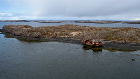 Kleine-Unbewohnte-Insel-In-Island-Mit-Rostigem,-Verlassenem-Schiffswrack