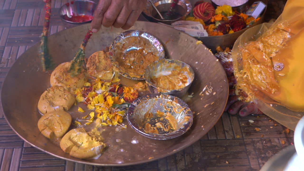 haldi haath de una novia en una boda tradicional en uttarakhand india