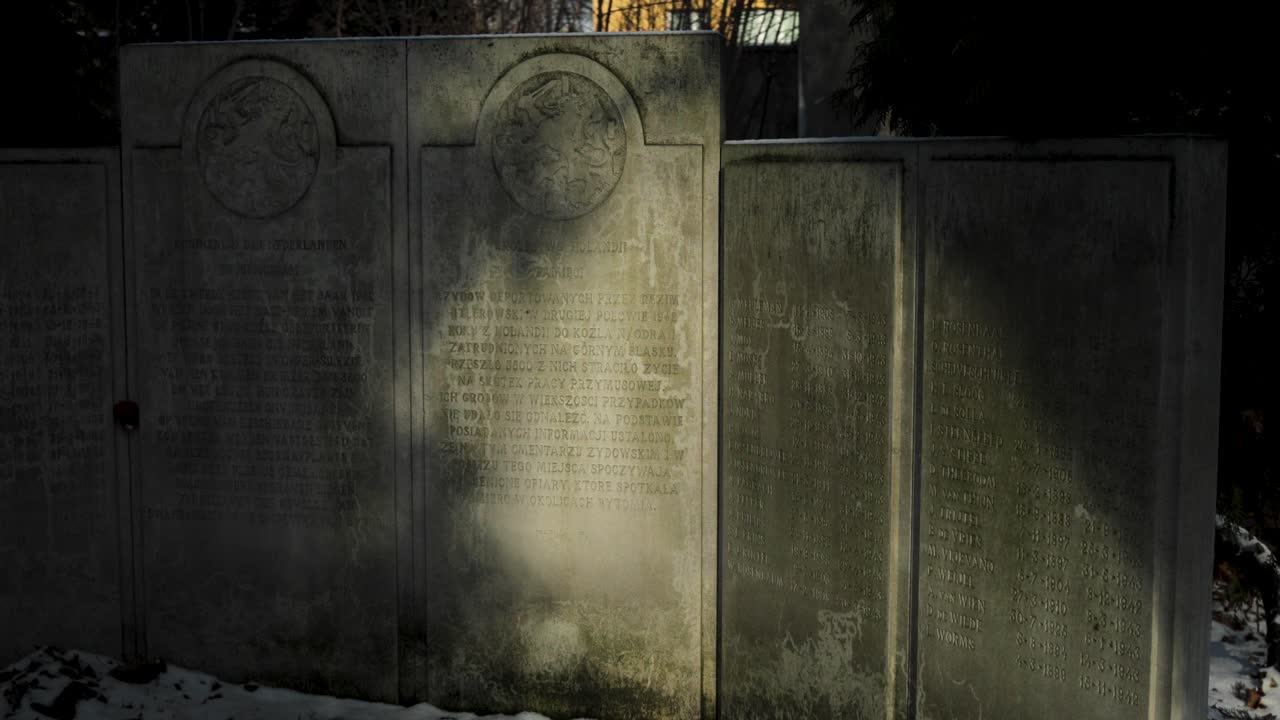 겨울철 폴란드 바이 ⁇  의 유대인 묘지 에 있는 기념판