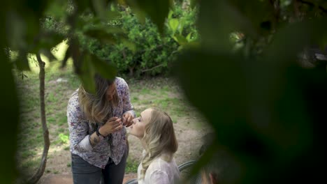 artista de maquillaje aplicando maquillaje a la novia en un jardín