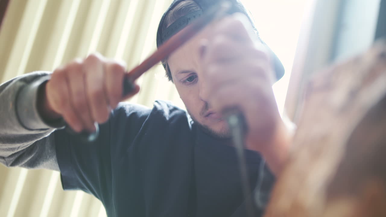 joven carpintero dando forma a la madera con cincel 4