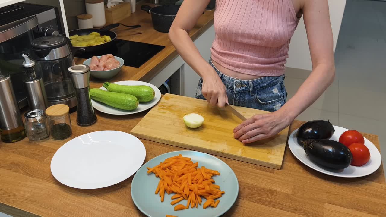 부 에서 채소 를 준비 하는 여자