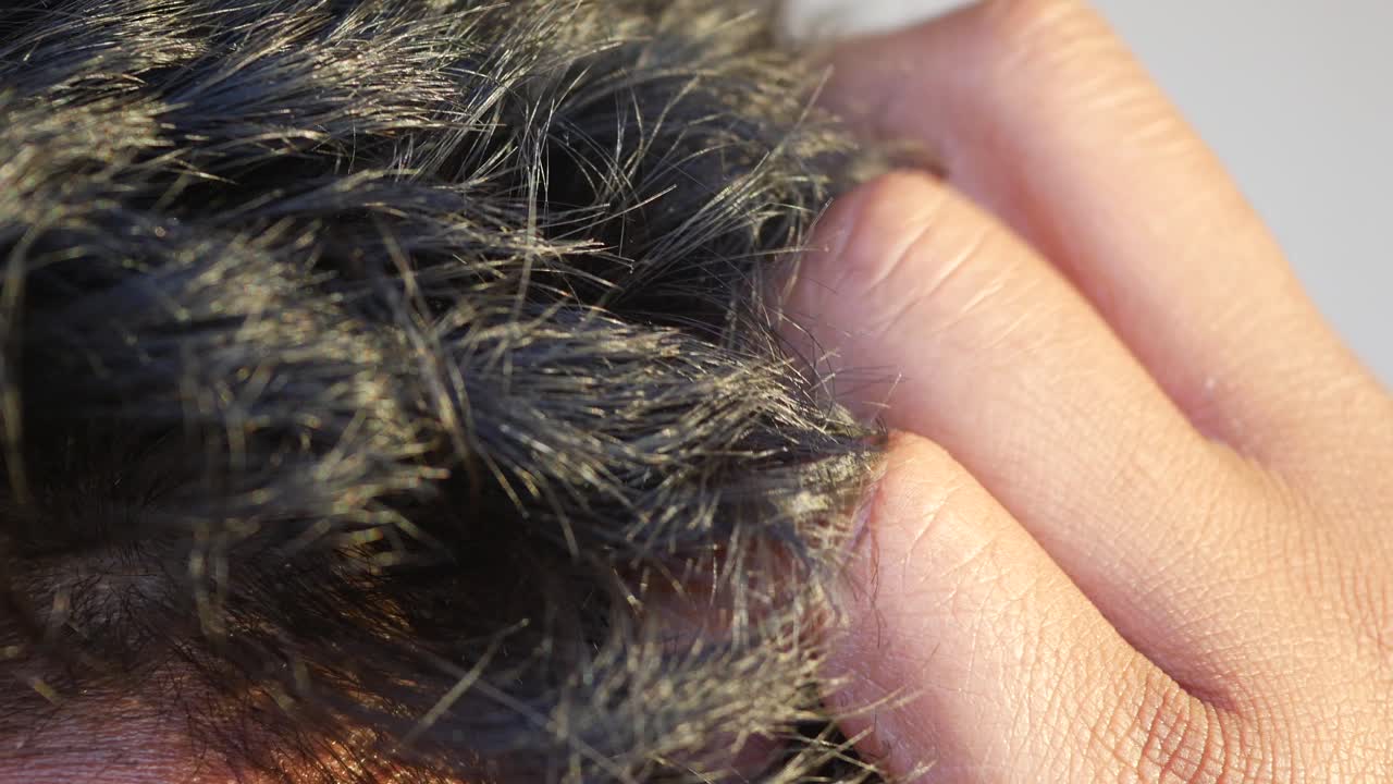 머리카락을 만지는 사람