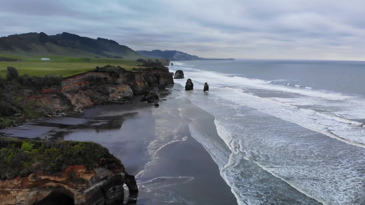 Ampio panorama aereo delle Three Sisters e della spettacolare costa neozelandese, Taranaki