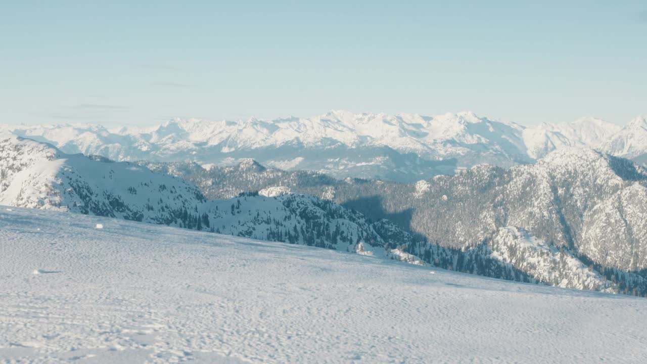 겨울 캐나다 로키 산맥의 눈 덮인 산맥의 왼쪽 느린 팬