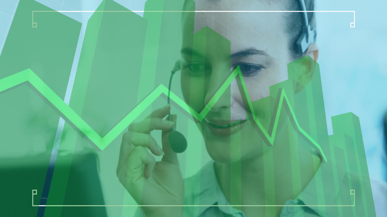 gráfico verde subiendo y rodando sobre una trabajadora de centro de llamadas caucásica
