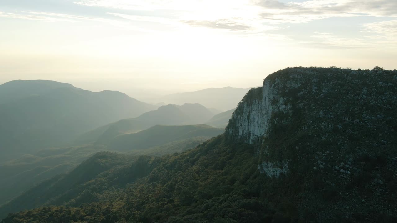 아침 안개 속에서 꿈꾸는 산 풍경의 공중 전망, 산에서 일출