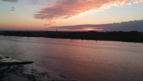 Silueta-Del-Municipio-Y-Reflejo-Del-Sol-En-El-Río-Schelde,-Vista-Aérea-De-Drones