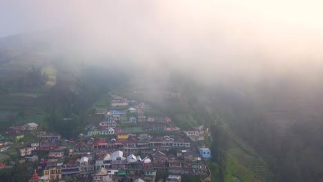 Volar-A-Través-De-Las-Nubes-Nepal-Van-Java&quot;-Ubicado-Al-Pie-Del-Monte-Sumbing-Por-Encima-De-2000-Metros-Sobre-El-Nivel-Del-Mar