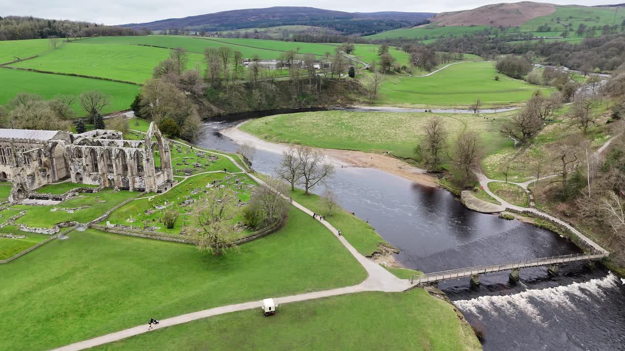 Veduta aerea delle rovine dell'Abbazia di Bolton, del fiume Wharfe e della campagna circostante dello Yorkshire