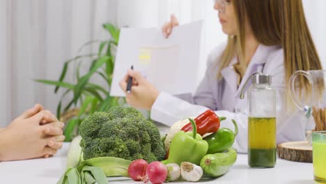 nutritionist talks to his patient about a healthy eating diet.