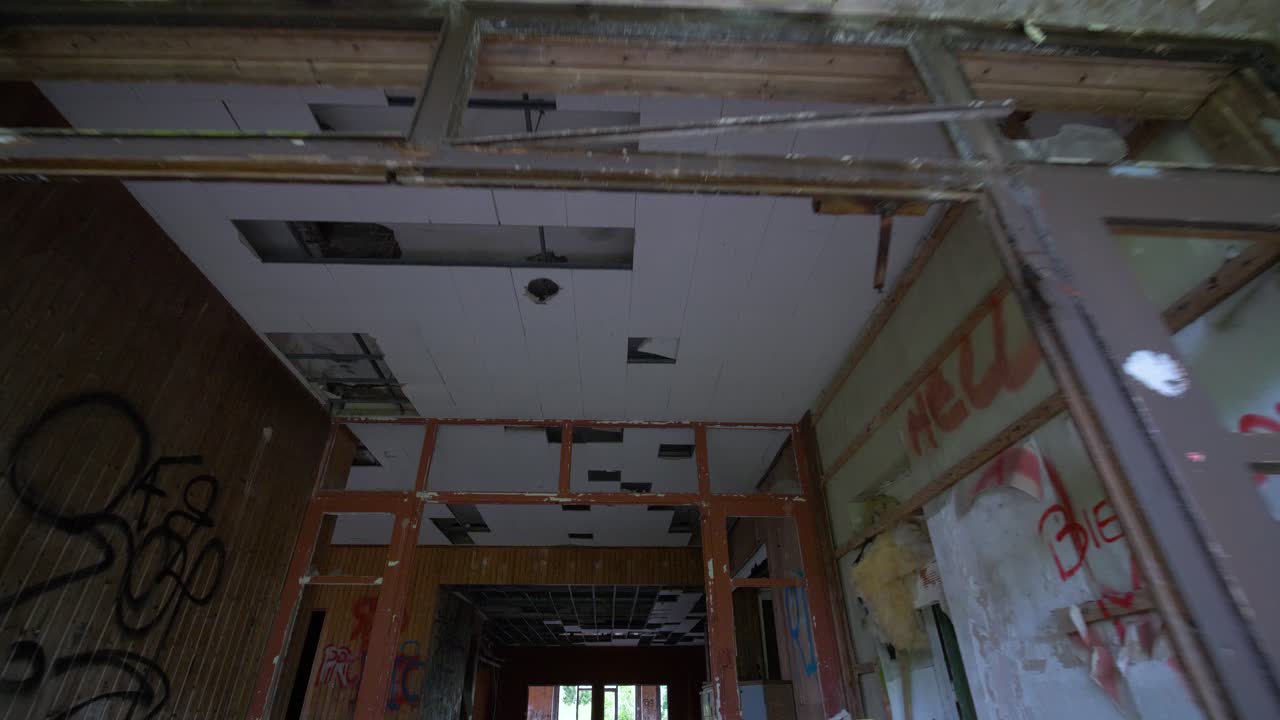 entrando en un hotel abandonado prohibido y espeluznante en francia en las montañas