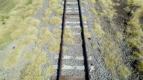 Vista-Cenital-De-Las-Vías-Del-Tren-Con-Drones-En-El-Campo-De-México