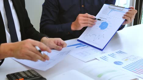 reunión de consultoría de equipos empresariales trabajando y haciendo lluvia de ideas sobre el concepto de inversión de financiación de nuevos proyectos empresariales.