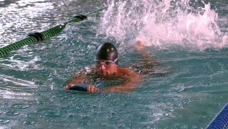 Nadador-Musculoso-En-Forma-Nadando-En-La-Piscina