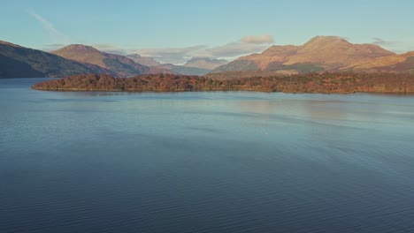 Vistas-Aéreas-Del-Lago-Lomond-Y-El-Parque-Nacional-Trossachs-En-Un-Día-De-Otoño-En-Escocia