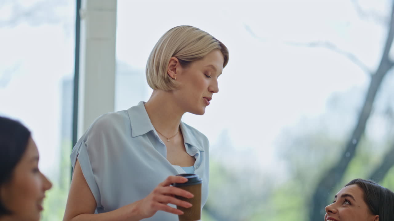 donne di ufficio sorridenti che parlano in una stanza aziendale in primo piano. colleghi di lavoro che comunicano