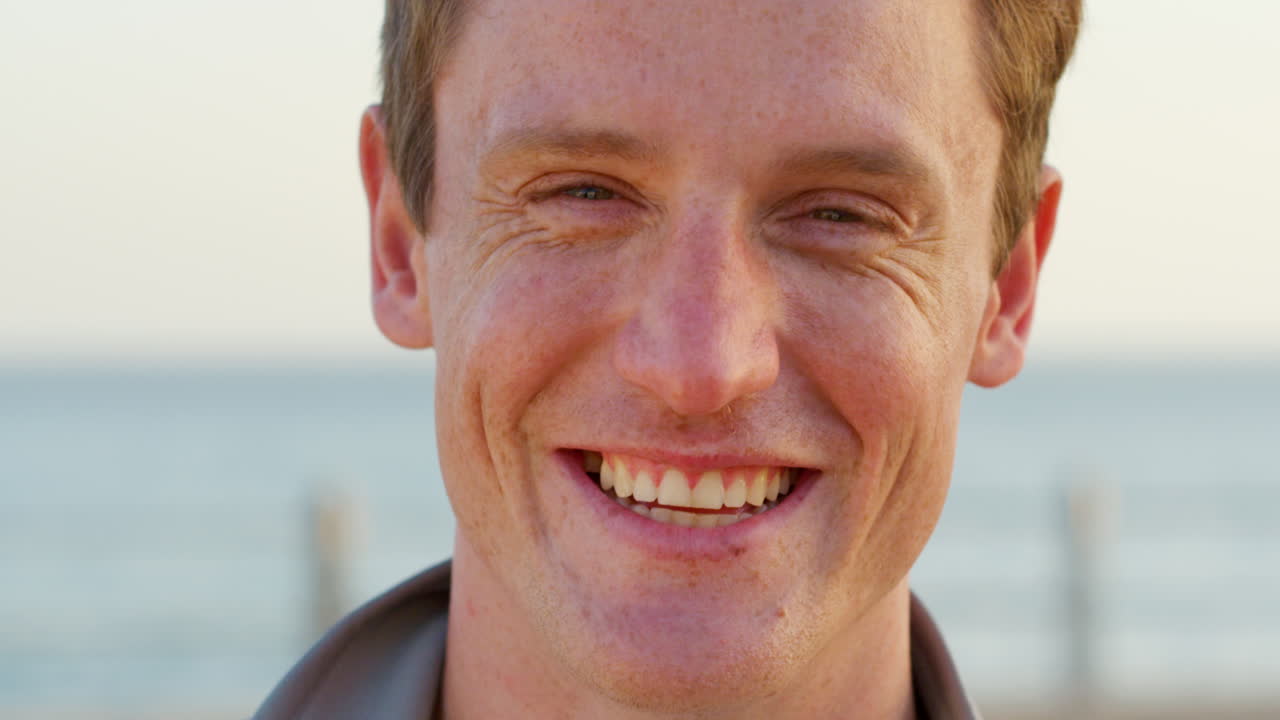 hombre feliz en la playa