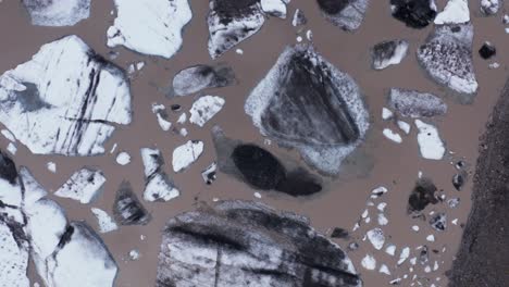 arriba hacia abajo de icebergs derretidos en laguna glacial, calentamiento global