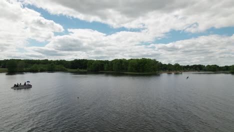 Vista-De-Drone-De-Un-Lago