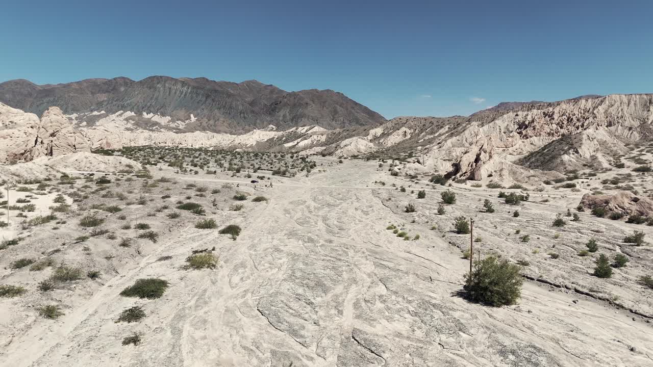 coche conduciendo a lo largo de la mística ruta sin pavimentar 40 en argentina