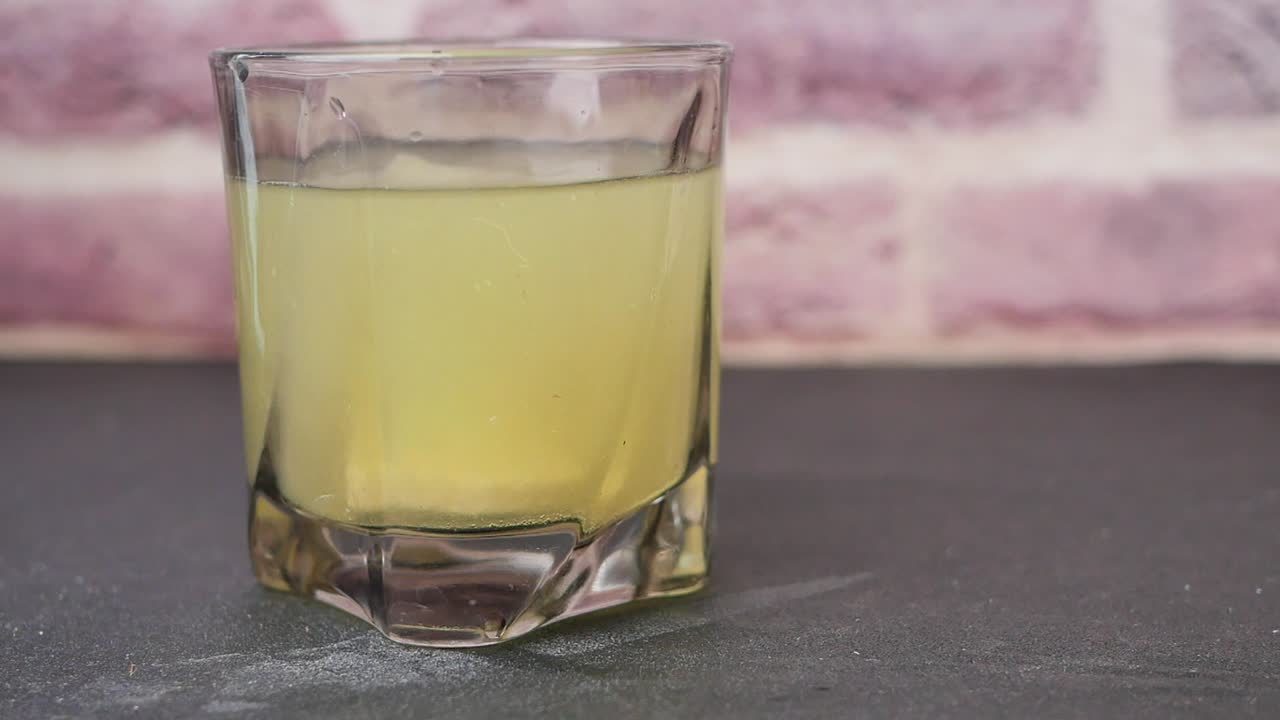 유리잔에 용해되는 태블릿