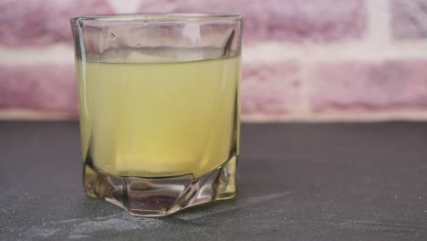 comprimido disolvente en un vaso