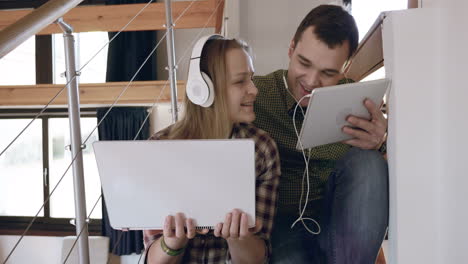 Mann-Und-Frau-Entspannen-Sich-Zu-Hause-Bei-Musik