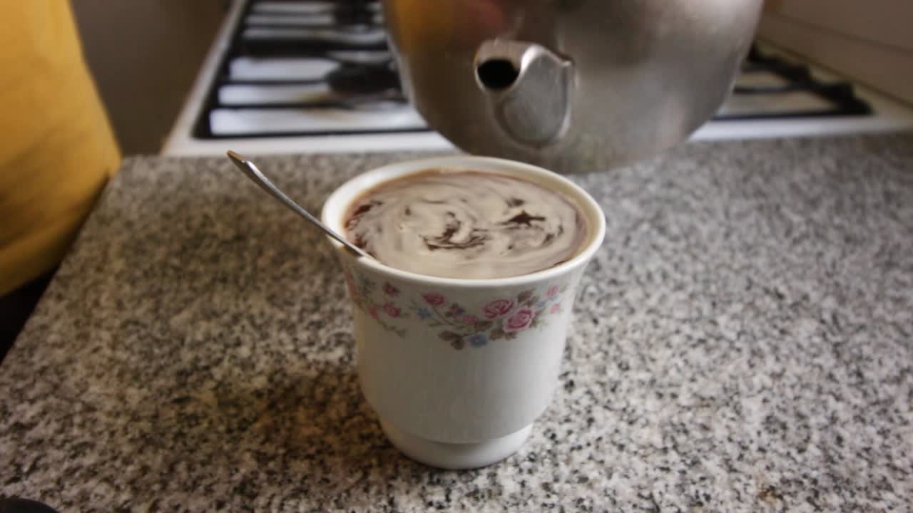 집 에서 커피 를 만들고, 작은 컵 에 뜨거운 물 을 부어