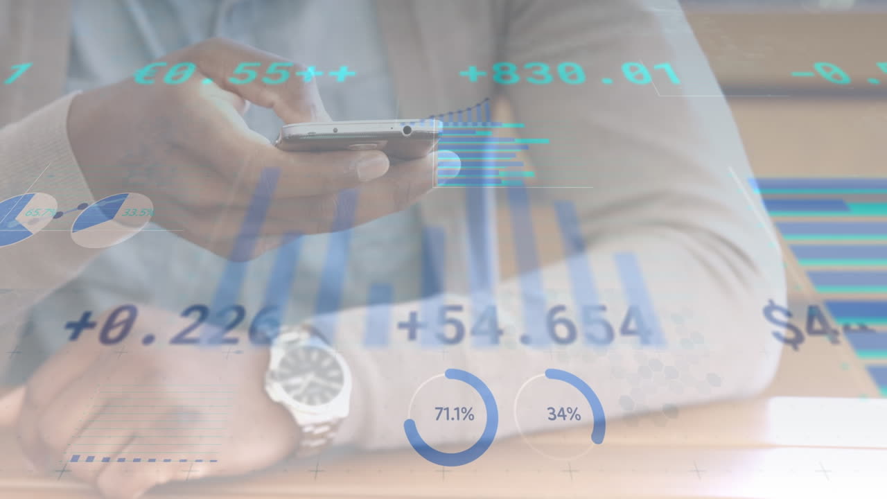 animazione di dati finanziari e grafici che si muovono sulle mani di un uomo caucasico che utilizza uno smartphone