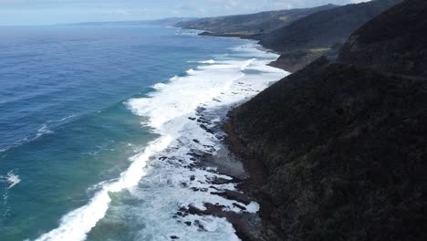 gran lugar de presupuesto en el gran camino del océano para mochileros en australia filmado con un dron