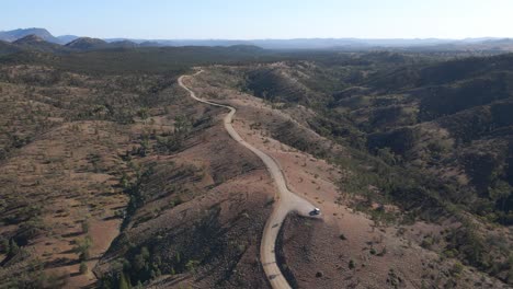 Sobrevuelo-Razorback-Mirador-Carretera-Serpenteante-Hacia-Bunyeroo-Gorge-En-Flinders-Ranges