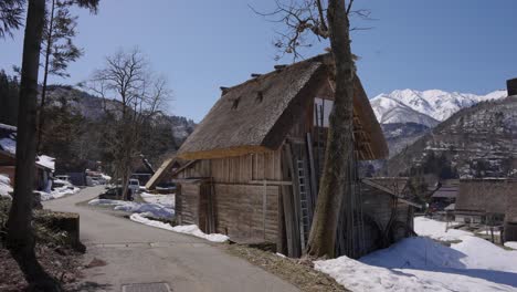 Alte-Traditionelle-Berghütte-Mit-Strohdach-In-Shirakawago,-Gifu,-Japan