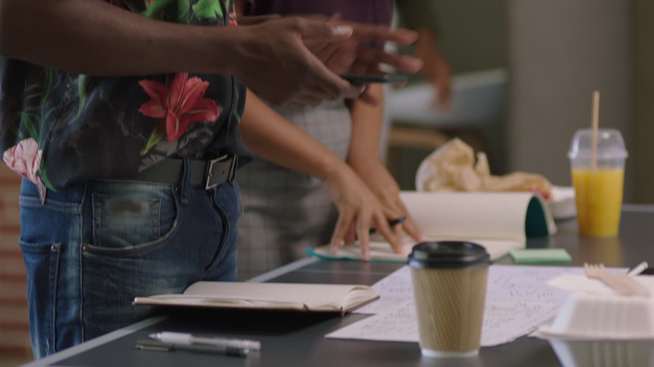 jóvenes empresarios negros trabajando juntos líder de equipo mujer compartiendo ideas creativas entrenando a un colega en un lugar de trabajo de oficina de moda