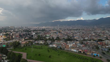 vista de la zona sur de bogotá, vista de monserrate y el centro de la ciudad