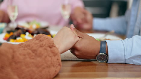 primer plano, rezando y cenando tomados de la mano