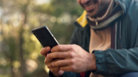 hombre, manos y teléfono inteligente con mecanografía