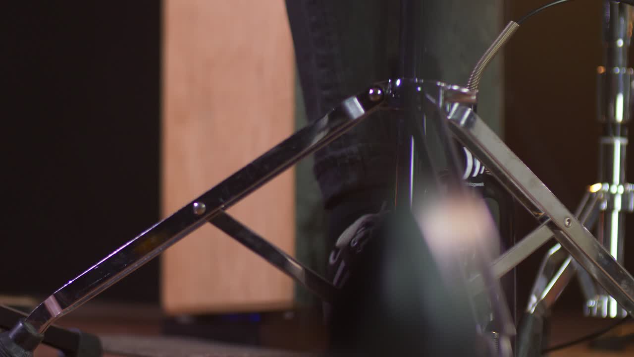 Primo piano di un batterista che suona la grancassa su un cajón.